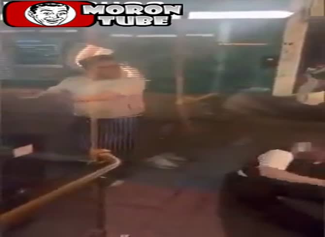 Video: A group in London attacked a London police officer